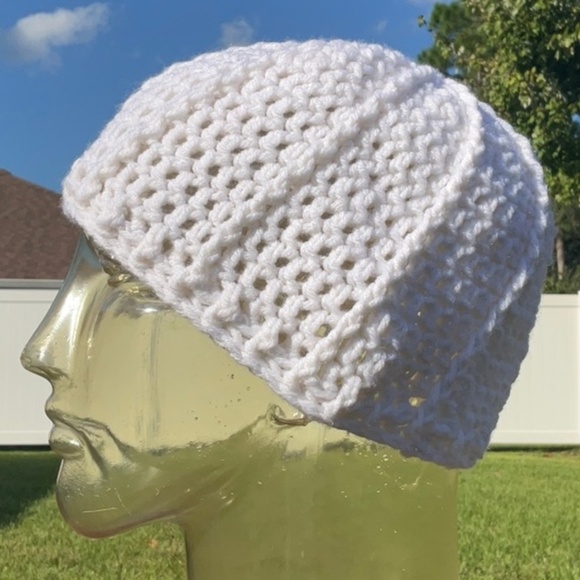 ^ New hand crafted white beanie hat - Picture 1 of 8
